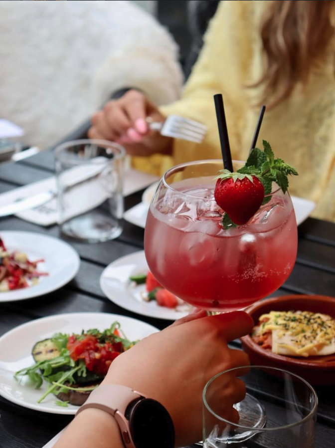 Cocktail met verse aardbei aan de bar van Rodaen in Bunnik