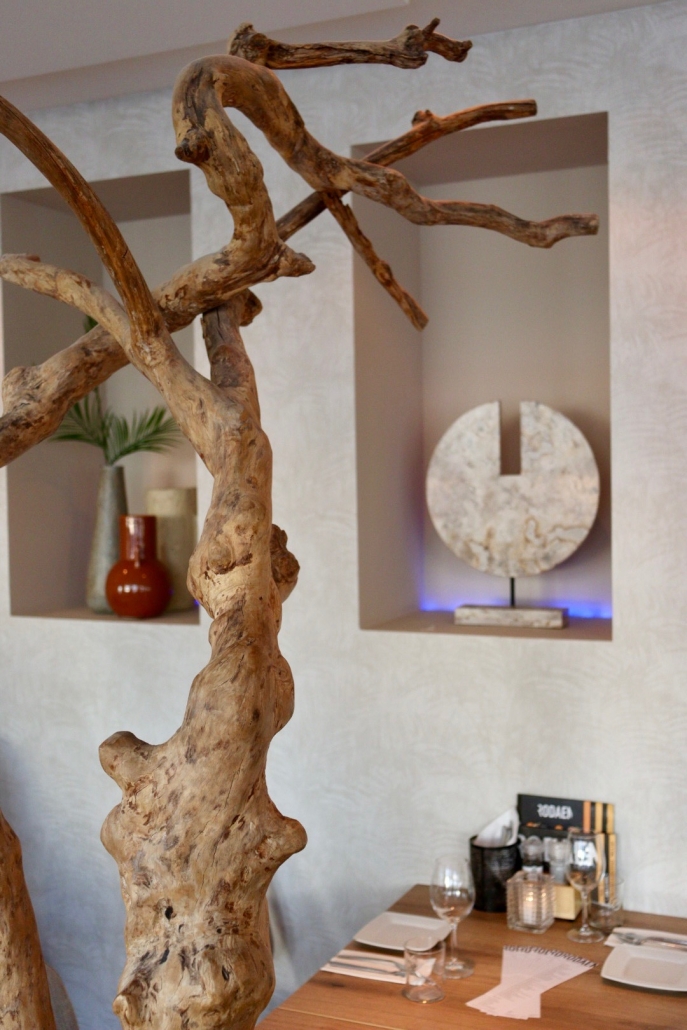 Decoratie van drijfhout aan de wand in restaurant Rodaen in Bunnik