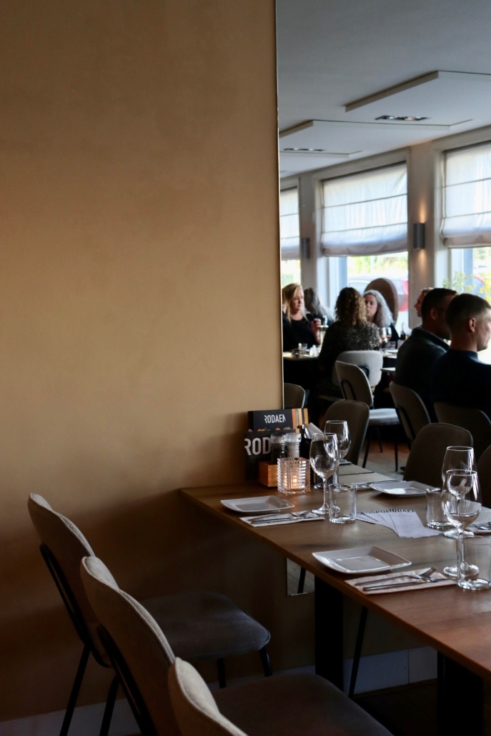 Spiegelwand in het interieur van restaurant Rodaen in Bunnik