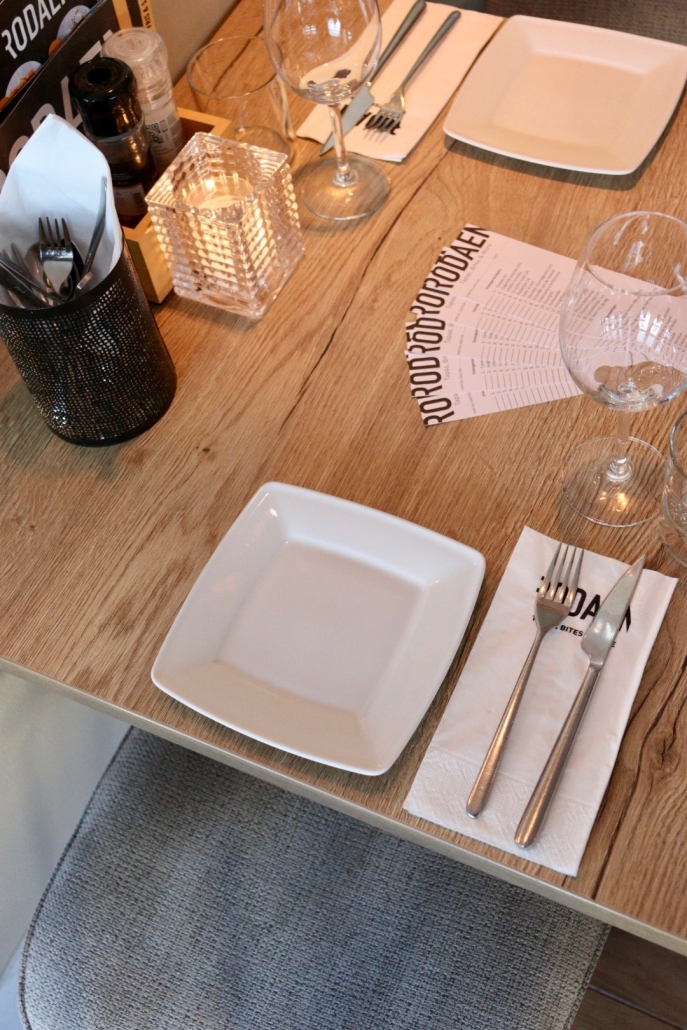 Gedekte tafel met menukaarten van tapasrestaurant Rodaen in Bunnik
