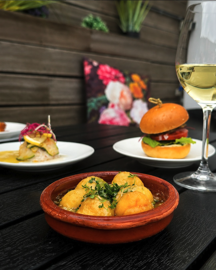 Patatas met aioli, een mini-burger en een visgerechtje met witte wijn bij Rodaen Bunnik