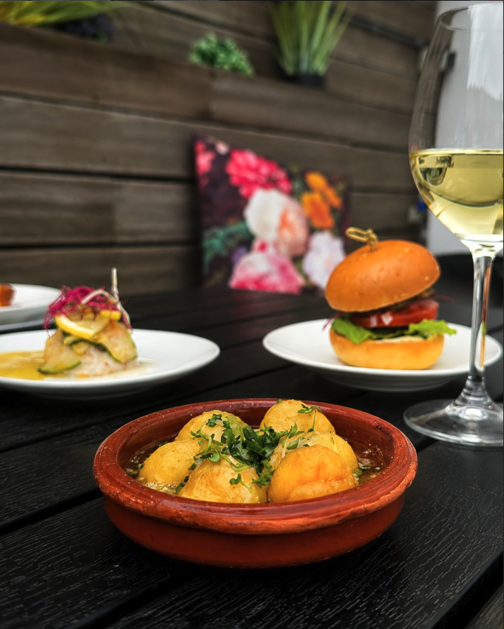 Bittergarnituur met bitterballen en mini-burger op het terras van Rodaen Bunnik