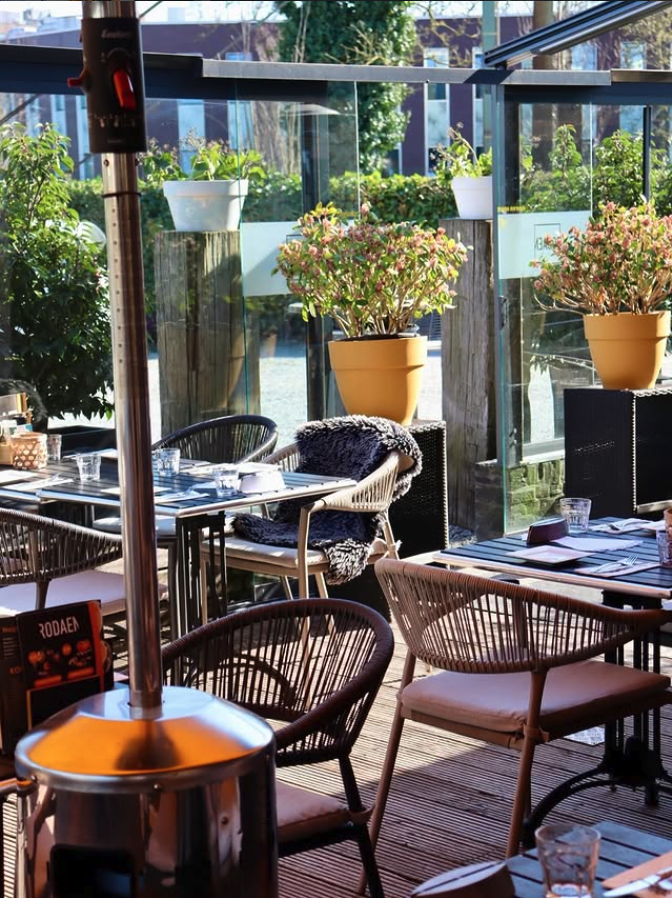 Beschut terras met planten bij tapasrestaurant Rodaen in Bunnik